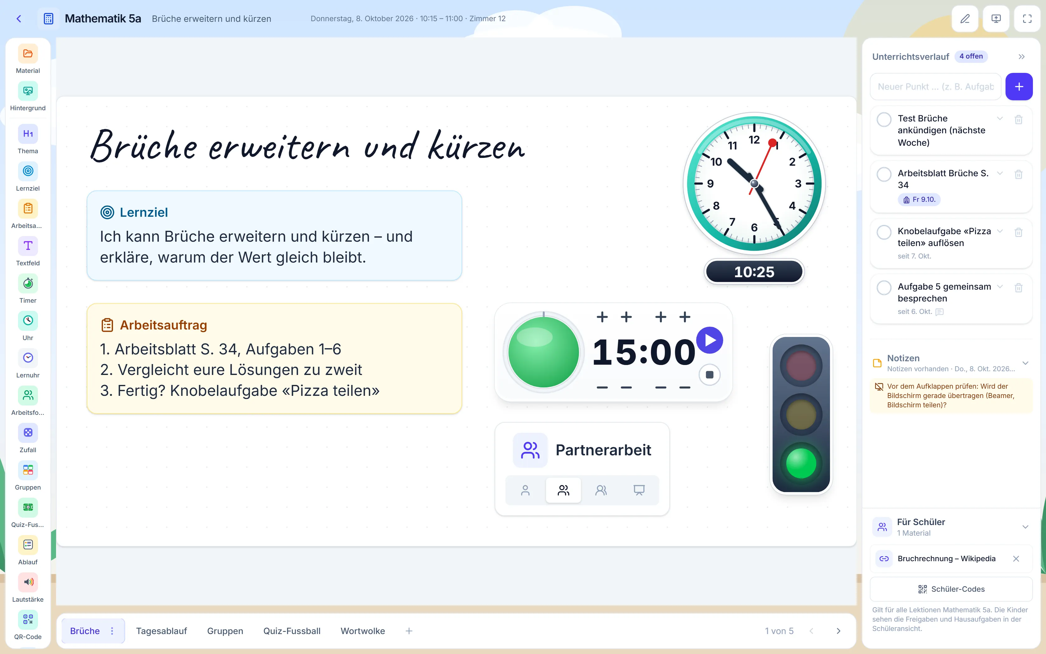 Wandtafel mit geöffneter Leiste «Unterrichtsverlauf»: vier offene Punkte, eine Hausaufgabe und Notizen