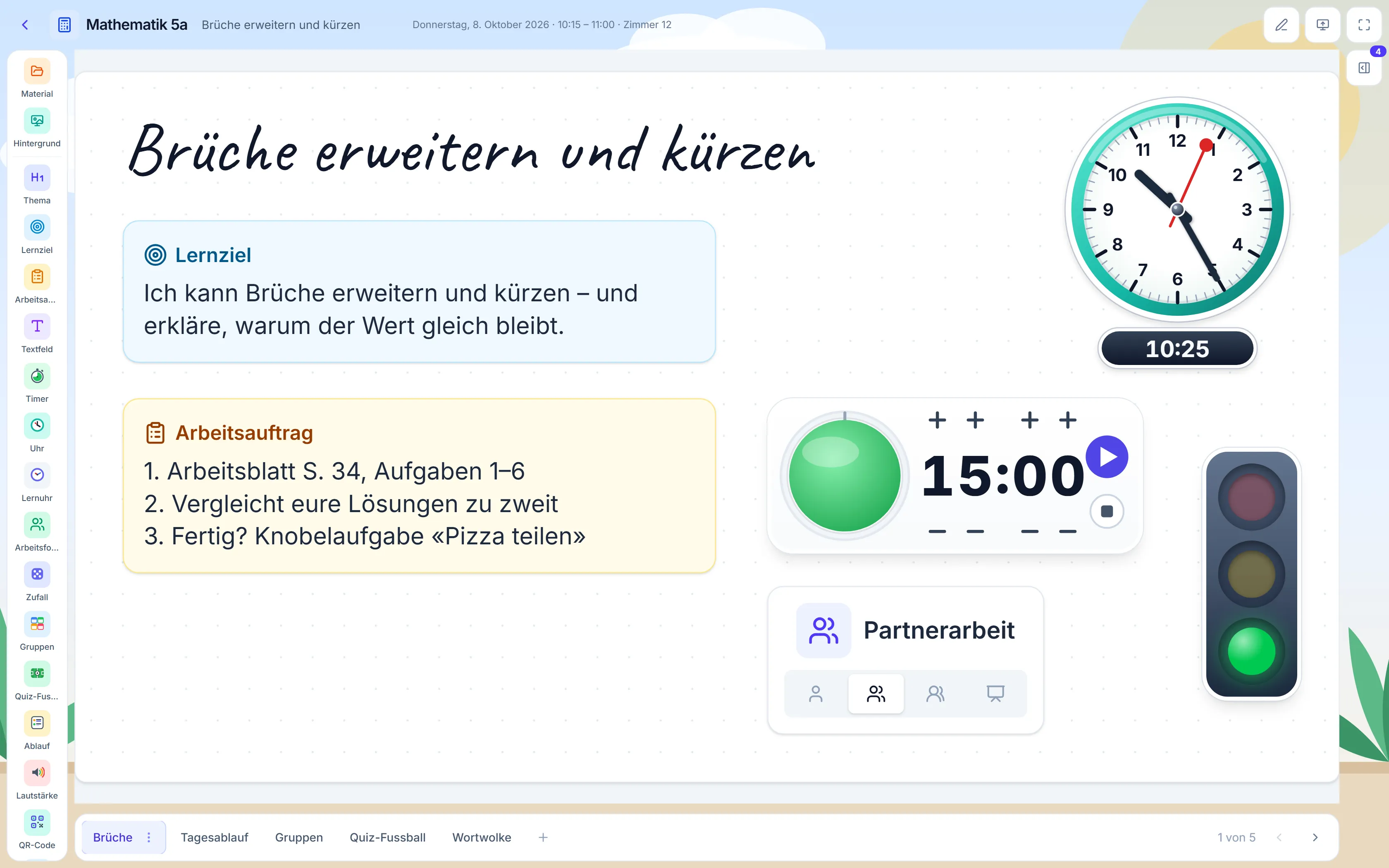 Wandtafel der Klasse 5a: Thema «Brüche erweitern und kürzen», Lernziel, Arbeitsauftrag, Uhr, Timer, Arbeitsform und Ampel